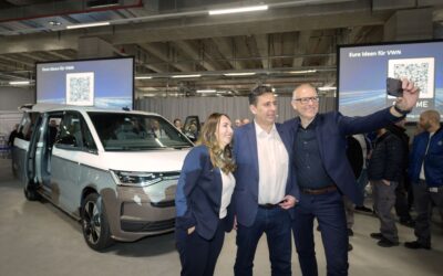 VWN-Chef Stefan Mecha präsentiert dem Betriebsrat den aufgefrischten Multivan.