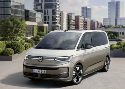 Der VW Multivan startet umfangreich überarbeitet ins kommende Modelljahr.