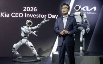 Kia-CEO Ho Sung Song neben einem künftigen Kollegen.