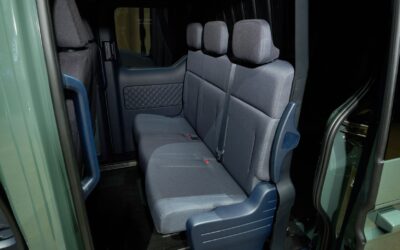 So funktioniert’s: Die Sitzfläche wird per Hebel hochgeklappt…