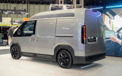 Eigenwillige Linienführung des Hochdachs inklusive Ecksäule.