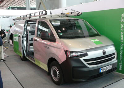 Bott: drinnen Regale, oben Van Guard Transporter mit Trägersystem von Van Guard.