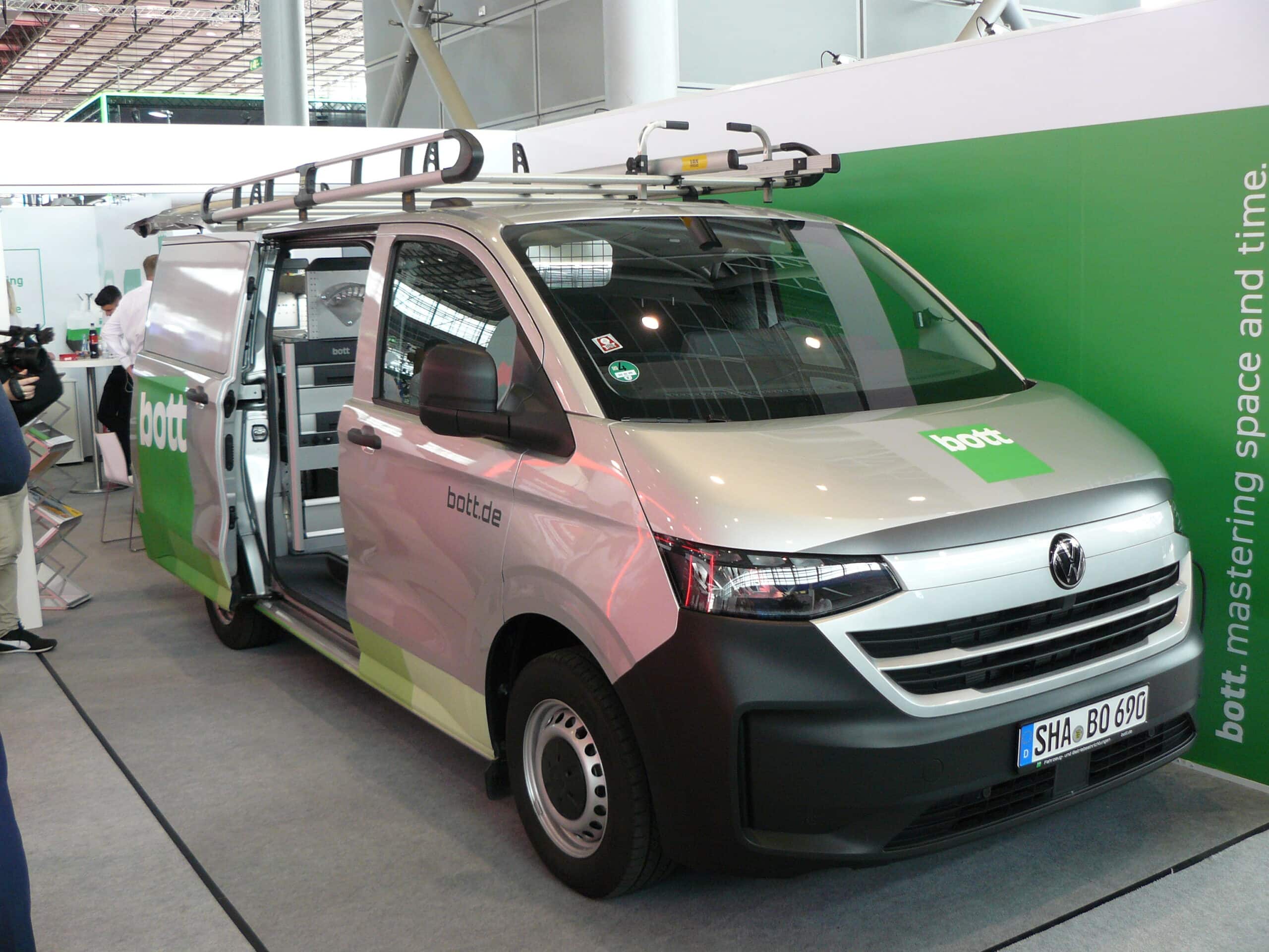 Transporter mit Trägersystem von Van Guard.