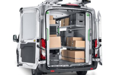 Dachträgersystem und Regale in Kombination.