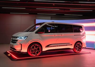 VW und Abt: Unser Bus soll schöner werden VW Transporter und Caravelle: Karosseriekit von Abt und VW.