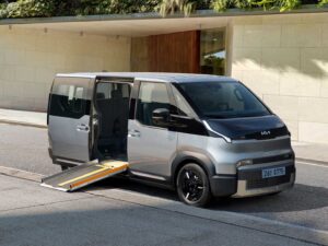 Kia PV5 WAV: Beförderung von Rollstuhlfahrern.
