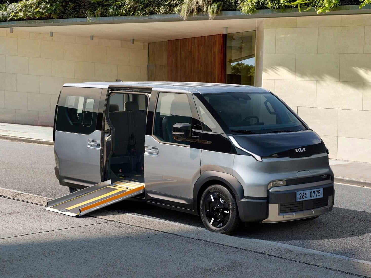 Kia PV5 WAV: Beförderung von Rollstuhlfahrern.