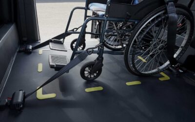 Rollstuhlplatz mitten im Fahrzeug, Sicherung mittels Retraktoren.