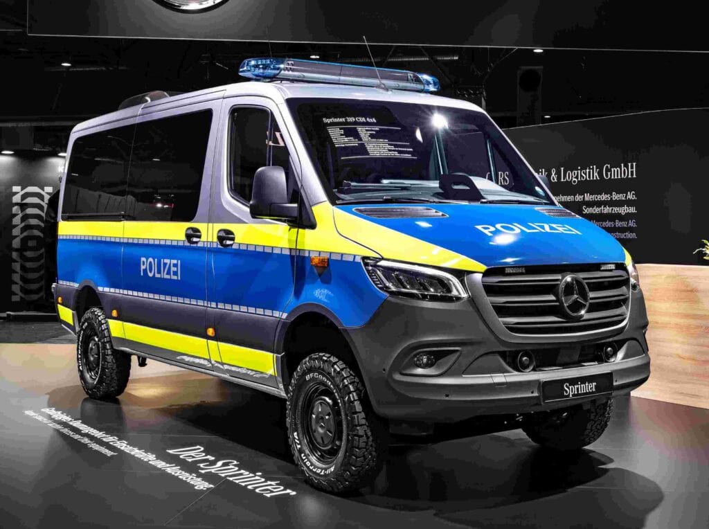 Polizei-Sprinter mit Drohnen-Arbeitsplatz.