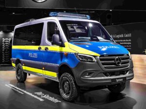 Polizei-Sprinter mit Drohnen-Arbeitsplatz.