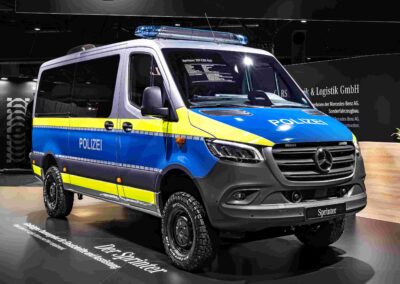 Polizei-Sprinter mit Drohnen-Arbeitsplatz.