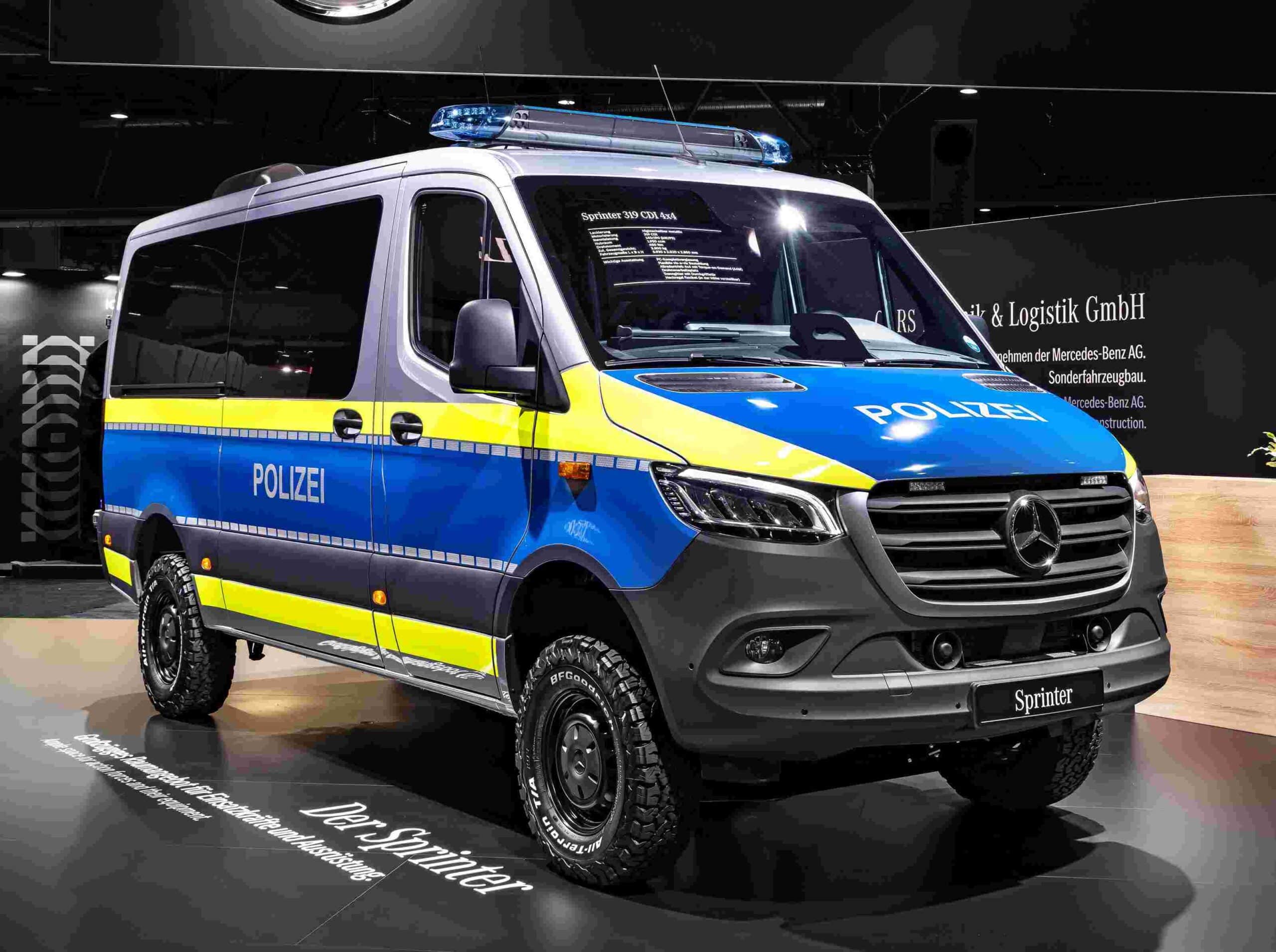 Polizei-Sprinter mit Drohnen-Arbeitsplatz.