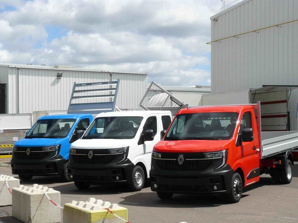 Eingekleidet in die Trikolore: Renault Master mit Aufbauten von Gruau und JPM.
