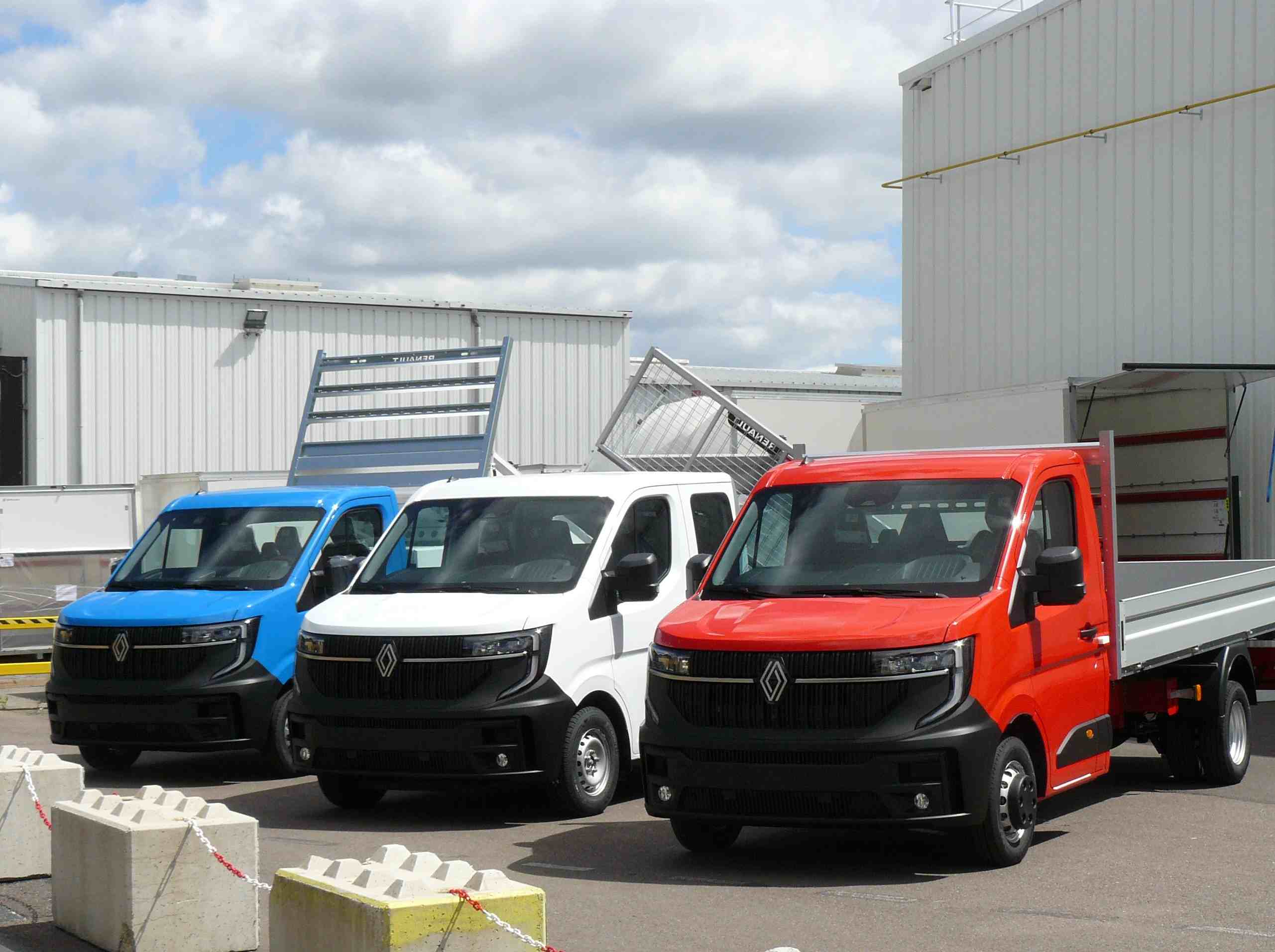 Eingekleidet in die Trikolore: Renault Master mit Aufbauten von Gruau und JPM.