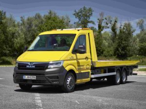 Spektakulär: MAN-TGE als Dreiachser für Autotransporter und andere Aufbauten.