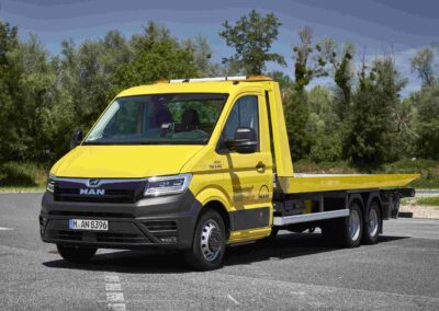 Spektakulär: MAN-TGE als Dreiachser für Autotransporter und andere Aufbauten.