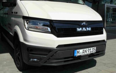 Glänzend: MAN TGE Black Package vorn.
