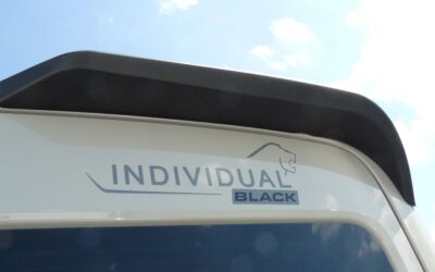 Neckische Dachkantenspoiler hinten.