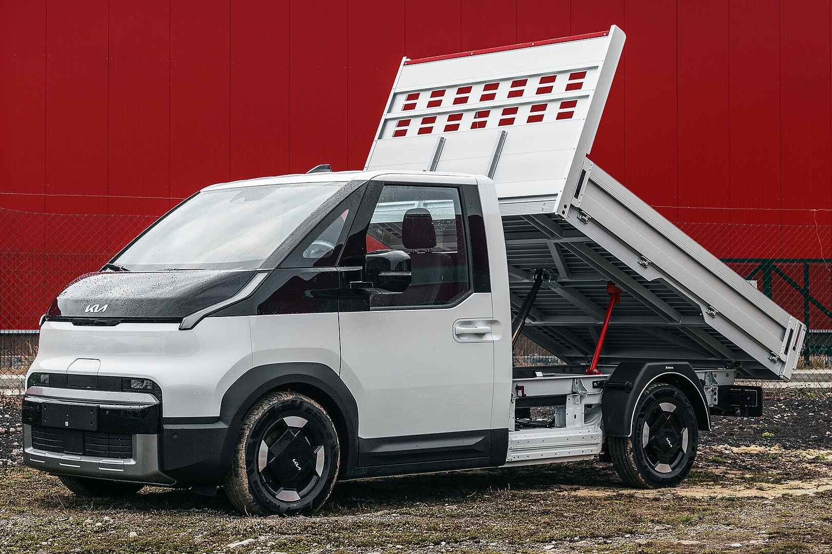 Kia PV5 als Fahrgestell mit Fahrerhaus und Boyritec-Kippbrücke.
