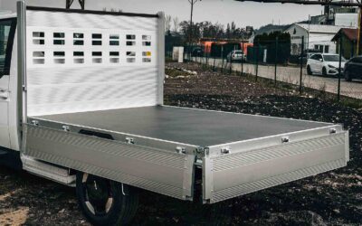Vollaluminium-Aufbau mit abklappbaren Bordwänden.