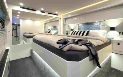 Ein Schlafzimmer mit großem Doppelbett und riesigem Schrank.