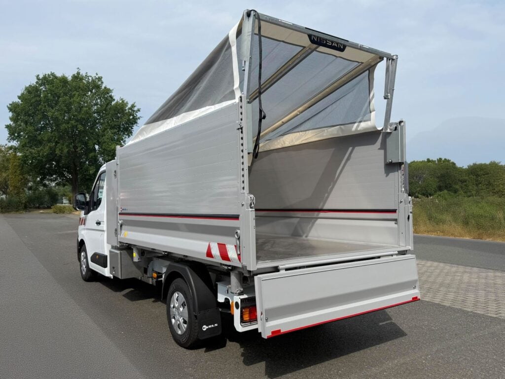 Nissan Interstar mit Dreiseitenkipper für die Grünpflege.