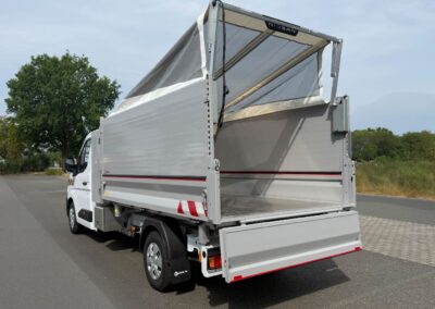 Nissan Interstar mit Dreiseitenkipper für die Grünpflege.