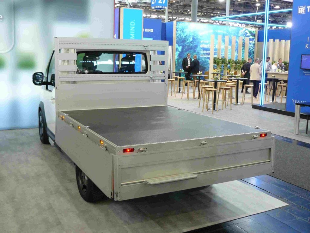 Kia PV5 mit leichter Aluminiumpritsche von Suer.