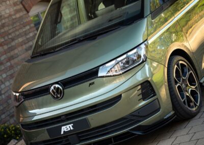 VW Multivan: aufgehübscht von Abt, früh gealterter Transporter T6.1? Dezent verfeinert: VW Multivan mit Abt-Aerokit.