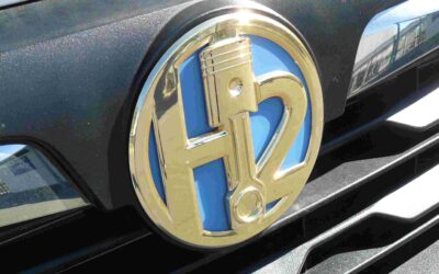 Prägnant: Signet aus Kolben und H2-Schriftzug.