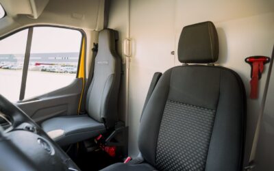 Cockpit: Tür zum Laderaum, Klappsitz auf der Beifahrerseite.