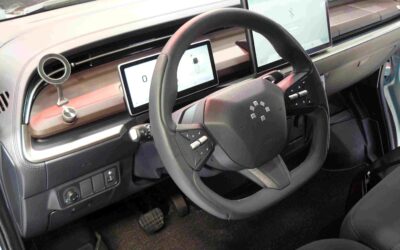 Zweifarbiges Cockpit, sachlich gestaltet. In der Mitte, hier verdeckt, Tasten für die Klimatisierung.