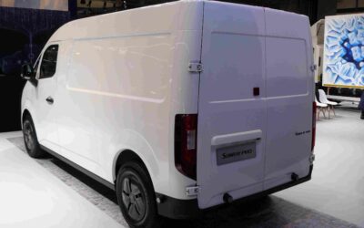 Weißer Lieferwagen auf Automesse mit geschlossenem Kofferraum.