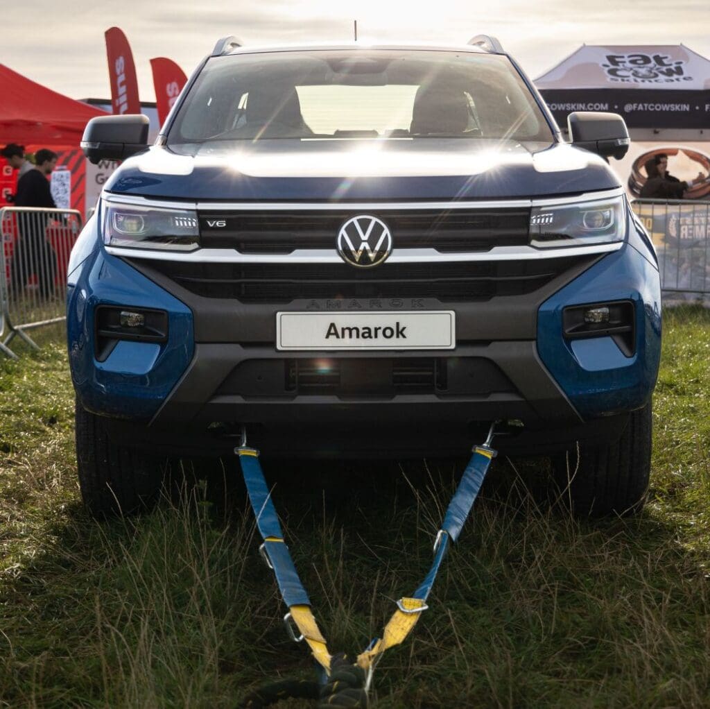 Kann man ja mal probieren: Landwirte schleppen Amarok von Hand ab.