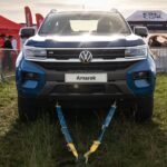 Kann man ja mal probieren: Landwirte schleppen Amarok von Hand ab.