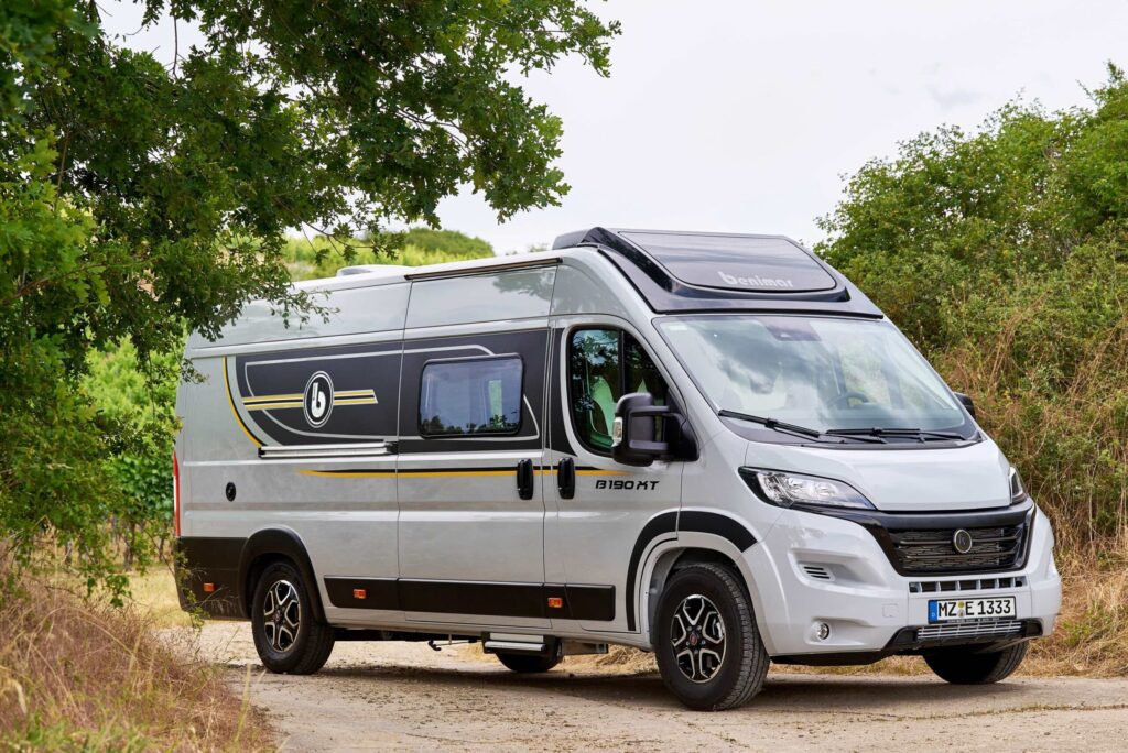 Von Benimar gibt’s eine ganze Flotte Komfort-Campingbusse mit Bad.