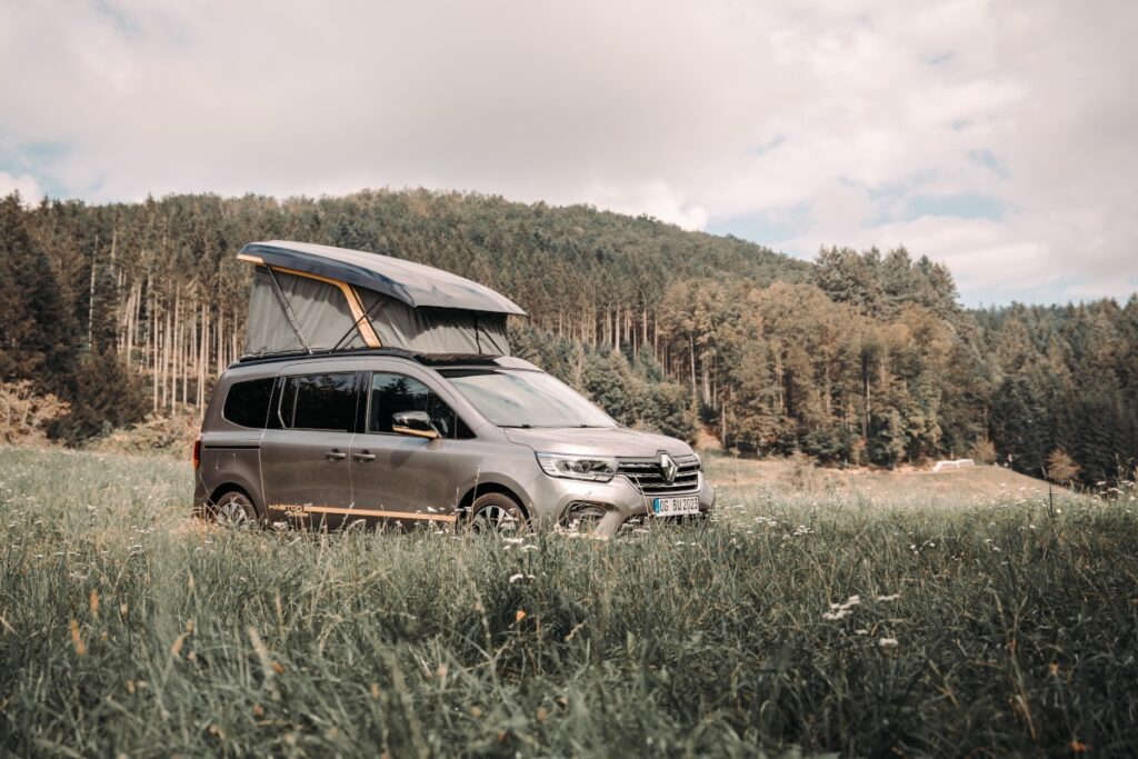 Geöffnet groß, geschlossen klein: Minicamper Habiton L2 von Büstner auf Basis Renault Kangoo.