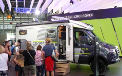 Lange Schlange neugieriger Besucher: Hymer Grand Canyon S Crossover.