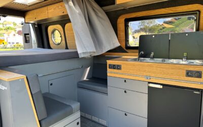 Zweier-Sitzgruppe längs plus Küchenzeile.