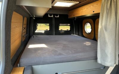 Ausladendes Bett, drunter enorm viel Stauraum.