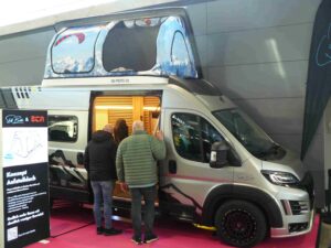 Aufgeblasen: seitlich öffnendes Aufstelldach, darunter die Markise.