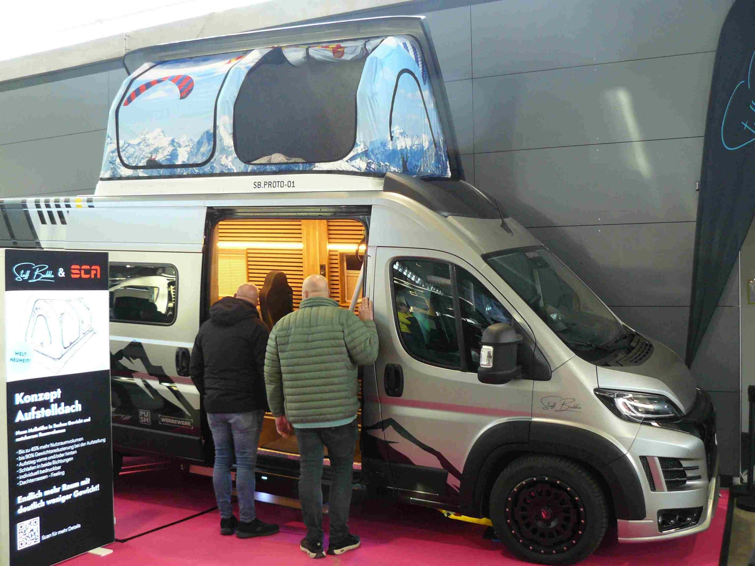 Aufgeblasen: seitlich öffnendes Aufstelldach, darunter die Markise.