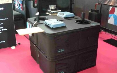 Aufblasbare Küche mit Wasseranlage, Kühlschrank und Stauraum.