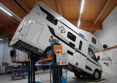 Ahorn Camp: Wohnmobil-Härtetest mit Kopfstand Spektakulärer Anblick: die Schwerpunktbestimmung.