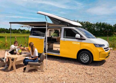 Ventje auf VW-Transporter: Bulli-Campervan mal anders Neuer Ventje: hinten öffnendes Aufstelldach, darunter mehr Platz.