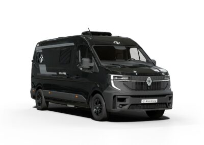 Ahorn Camp CV 630 Eclipse: Campervan schick in Schale Ahorn Camp CV 630 Eclipse: draußen schwarzer Lack und siberne Beklebung.