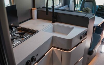 Blick auf die neue Designküche aus Mineralwerkstoff.