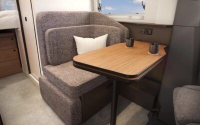 Lounge-Sitzgruppe mit Verbreiterung und Fensterbrett.