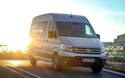 Transporter VW e-Crafter vor einem Sonnenuntergang.