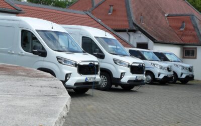 Maxus-Palette in Reih und Glied an der E-Tankstelle: links der prächtige eDeliver 9, daneben eDeliver 3 als Kurz- und Langausgabe.